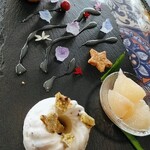 はるびぃ農園 - この白のシチリアのアイスデザート「カッサータ」。めちゃ美味しい！
      チーズクリームの中にナッツやフルーツが入って上のパリパリのクッキー生地みたいなのがアクセントに(≧∀≦)