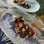 はるびぃ農園 - チョコのサラミ。ビスケットとピスタチオが入ってサクサク！横には生のブロンテ産ピスタチオ！！生のピスタチオなんて、凄いレアもの(≧∀≦)