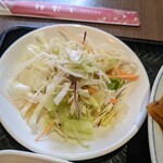 上海軒 - 2～3口サイズのサラダ
      皿が浅くて食べづらいっす
      スープと杏仁豆腐はまあまあかな