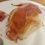 アドゥエパッシ - 多田さんのペルシュウとトルタフリッタ（揚げパン）
      脂の旨味ったらたまらん一品