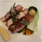 アドゥエパッシ - 豚ロースのタイムバターソース
      ランチコースでこの量&お味とは恐れ入ります。