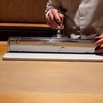 銀座 しのはら - 水羊羹をカットします