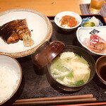 Itamaegokoro Kikuura - 7月9日 日替わりランチ　鮭の照り焼きと刺身　ご飯少な目　¥1.470