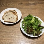 ピッツェリア チェント - パン＆サラダ