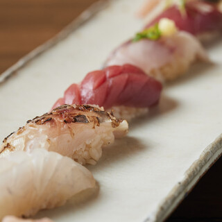 We offer authentic Edomae Sushi using seasonal Seafood purchased from the market.