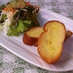 プチ珈琲館 - セットのパンとサラダ