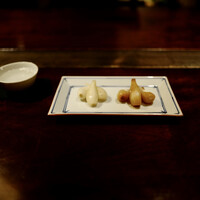 蕎麦懐石 無庵 - 自家ファームの "らっきょ二種 (たまり漬け、甘酢漬け)" これだけで徳利が空になる