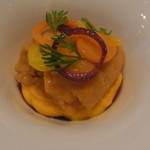 エディション・コウジ シモムラ - 生雲丹とビーツのコンソメジュレのコンビネーション