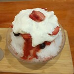 林檎珈琲 - いちごと練乳ミルクのブルーベリーソースかき氷