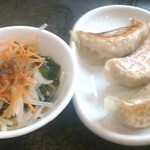 麺’s 共和国 - セットの餃子とサラダ