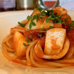 アミーゴ アミーガ - イカ、カブ、ケッパーのトマトソース