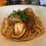 アミーゴ アミーガ - イカ、カブ、ケッパーのトマトソース