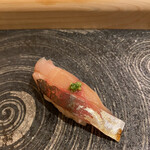 鮨 大門 - アジ　　薬味はネギと生姜の叩いた綺麗な緑