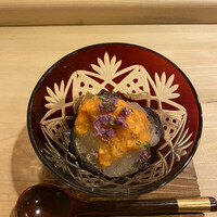 鮨 大門 - ウニ　白エビ　出汁のジュレ穂紫蘇の香り