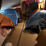 蓼科山荘 - 大部屋に用意されたズラリと並んだ1人用テント