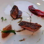 ラ・フルール - 鴨のロースト。赤キャベツは独特の香り。イチジクのジャム、セージ。