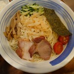 麺屋 悠 - 麺にはプチトマト、クラゲ、メンマ、2種のチャーシュー、胡瓜が入った♡