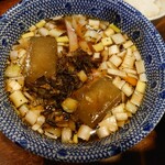 麺屋 悠 - 出汁氷、たっぷりの葱の他に焦がし葱が入った!