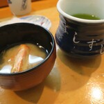 よし寿司 - 味噌汁にお茶です