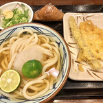 丸亀製麺 - すだちおろし冷やかけうどん・アスパラ天・レンコン天・いなり