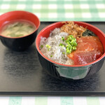 Domburi Koubou - ・二食丼(生しらす、まぐろ) 800円/税込
      ・大盛り(酢飯) 100円/税込