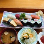 Sengokuzushi - 寿司ランチ(寿司6貫、巻物2種、茶碗蒸しなど)900円