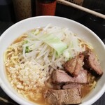 らーめん破顔おおびる - ラーメン￥750　ニンニクヤサイ　バードアイアングル