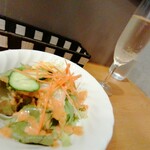 浅草洋食 クロモジ亭 - 早矢仕御飯にセットのサラダが先にきます。スパークリングは、食べログクーポンで無料