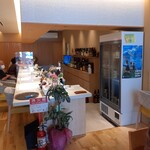 えびすよしよし - カウンター席、アクリル番のしきりあり。