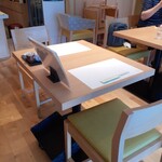 えびすよしよし - テーブル席