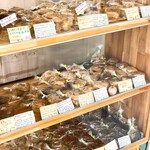 米パン カゼミドリ - カウンターに並ぶ米パンたち。