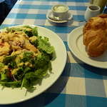 ランチのサラダとポップオーバー