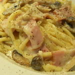 色々キノコとベーコンのクリームソース　アップ