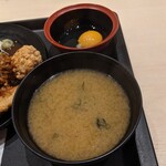 松乃家 - ワカメのお味噌汁と生玉子(50円)