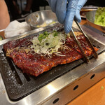 大阪焼肉・ホルモン ふたご  - はみ出したいハラミ