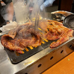 大阪焼肉・ホルモン ふたご  - はみ出るカルビ　焼き始め！