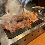 大阪焼肉・ホルモン ふたご  - はみ出るカルビ