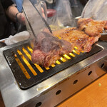 大阪焼肉・ホルモン ふたご  - はみ出るカルビ