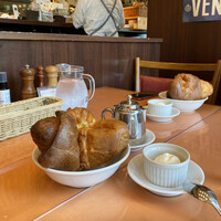 トラットリア グランボッカ - 食べ放題のポップオーバー
                    ※塩ホイップクリームとメープルシロップ
                    2021年7月10日昼