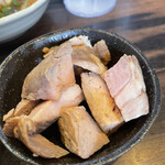 らーめん 稲荷屋 - ケチケチした量では全くない。これでご飯一杯行けるレベル