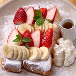 Wistaria by ELOISE's cafe - 季節のスペシャルフレンチトースト(季節によりフルーツが変わります)