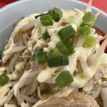 ラーメン もっけだの - 油そば普通ヤサイマシニンニクガリマヨのガリマヨ、ネギ