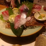 産直青魚専門 新宿 御厨 - 今宵の三種盛りは左に胡椒鯛、奥に鰺、手前に平政
                                時期的には最後の平政が歯応え＆脂乗りとも抜群でした