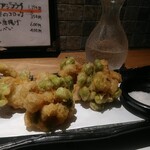 産直青魚専門 新宿 御厨 - 穴子と枝豆のかき揚げを挟み