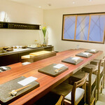 きう - ◎5席のカウンター席。久田ワールドの世界にワクワクする。