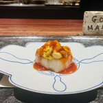 きう - ◆煮帆立（青森）と赤うに（愛媛）コチジャンソース
      ◎赤うにの濃厚な甘味とコチジャンのハーモニーが格別な味わいに仕立てている。