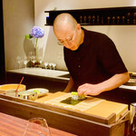 きう - ◎名物の胡瓜の糠漬けの細巻きを作っていく。