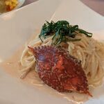 レストラン ビストロ - サラダとコーヒーが付いています。