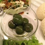 ①タパス盛合せ５種2000円（シチリア産オリーブのマリネ　八角の香りで）