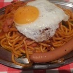 スパゲティーのパンチョ - ナポリタン目玉焼き＋ウインナー770円